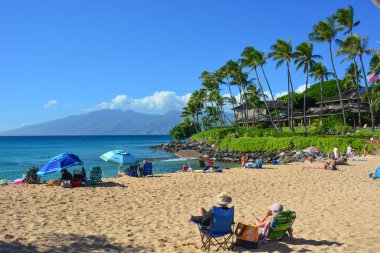 Maui, Hawaii 'nin kuzeybatısındaki güzel Napili Sahili. Sakin suları olan korunaklı körfez, yüzmek için harika..