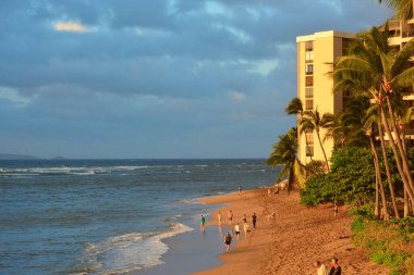 Kuzeybatı Maui 'deki güzel Kahana Sahili. Oteller ve apartmanlar su kenarında. Molokai ve Lanai adalarının muhteşem manzarası.