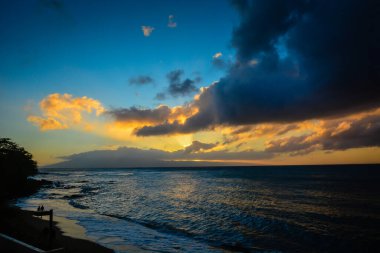 Kahana, Beach, Maui, Hawaii Adaları 'nda nefes kesici gün batımı. Uzakta Molokai adası ile gökyüzünde muhteşem parlak renkler resmedilmiştir..