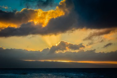 Kahana, Beach, Maui, Hawaii Adaları 'nda nefes kesici gün batımı. Uzakta Molokai adası ile gökyüzünde muhteşem parlak renkler resmedilmiştir..
