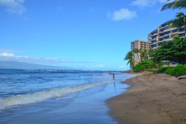Kuzeybatı Maui 'deki güzel Kahana Sahili. Oteller ve apartmanlar su kenarında. Molokai ve Lanai adalarının muhteşem manzarası.