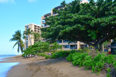 Kuzeybatı Maui 'deki güzel Kahana Sahili. Oteller ve apartmanlar su kenarında. Molokai ve Lanai adalarının muhteşem manzarası.