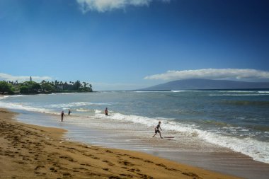 Kuzeybatı Maui 'deki güzel Kahana Sahili, Hawaii Adaları. Oteller ve apartmanlar tam anlamıyla su kenarında. Suyun karşısındaki Molokai manzarası.