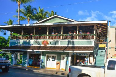 Hawaii Adaları 'ndaki tarihi balina kasabası Lahaina, Maui. Adaya gelen turistler için çok popüler bir yer..