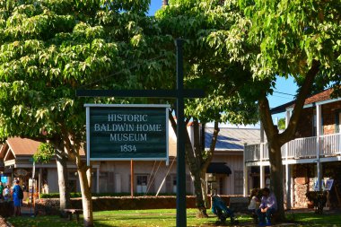 Hawaii Adaları 'ndaki tarihi balina kasabası Lahaina, Maui. Adaya gelen turistler için çok popüler bir yer..