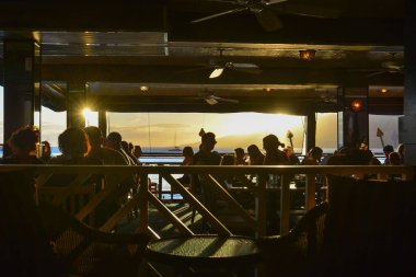Lahaina, Maui 'deki Oceanview restoranı, Hawaii Adaları. Suyun karşısındaki Lanai manzarası.