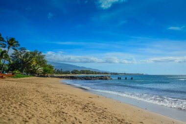 Hawaii, Maui 'deki güzel kumlu Kihei Sahili' nde hafif dalgalar.
