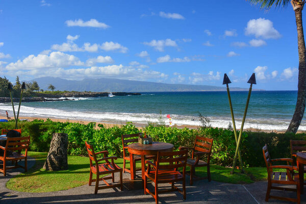 Пляж DT Fleming в районе Фалуа на северо-западе Мауи. Песчаный пляж с мягкими волнами и отличным плаванием. Отличный вид на Молокай через воду, тенистый парк с туалетом и столиками для пикников. Также прогулка по пляжной закусочной и бару.