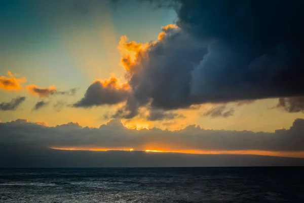 カハナ ビーチ マウイ ハワイ諸島での息をのむような夕日 空には目を見張るような鮮やかな色彩が描かれ 遠くには諸会島が描かれている — ストック写真