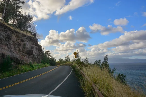 混雑していない北マウイ高速道路を運転して無人ビーチ ブルーホール およびこの小さな旅行エリアの他の観光スポットを探索するマウイ ハワイ ストック画像