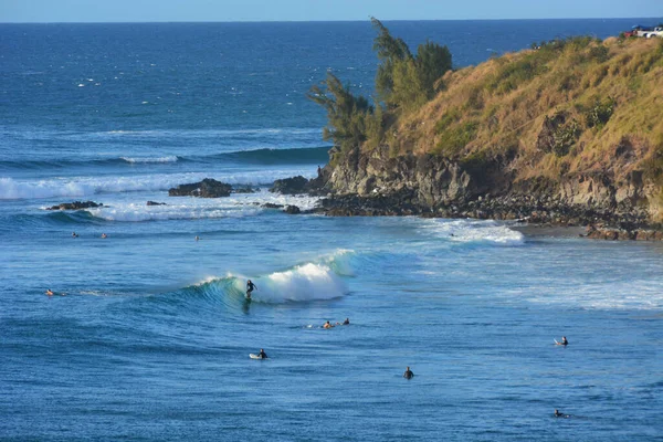 ハワイ諸島マウイ島北部のホノルル湾で大きな波に乗るサーファー ストックフォト