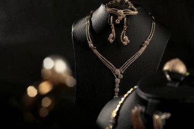  Güzel inci kolyeler siyah arkaplanlı fotoğrafçılık.