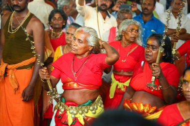 Kerala, Hindistan - 23 Mayıs 2017: Kahinler tarafından yönetilen çılgın bir kalabalık tapınağın etrafında dolaşıyor, Kodungallur Bharani festivali Kerala Hindistan