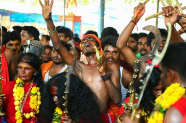 Kerala, Hindistan - 23 Mayıs 2017: Kahinler tarafından yönetilen çılgın bir kalabalık tapınağın etrafında dolaşıyor, Kodungallur Bharani festivali Kerala Hindistan