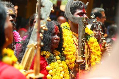 Kerala, Hindistan - 23 Mayıs 2017: Kahinler tarafından yönetilen çılgın bir kalabalık tapınağın etrafında dolaşıyor, Kodungallur Bharani festivali Kerala Hindistan