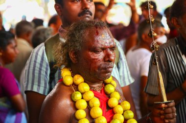 Kerala, Hindistan - 23 Mayıs 2017: Kahinler tarafından yönetilen çılgın bir kalabalık tapınağın etrafında dolaşıyor, Kodungallur Bharani festivali Kerala Hindistan