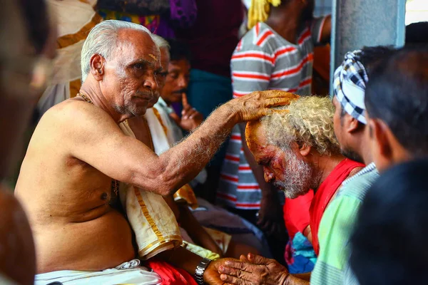 Kerala, Hindistan - 23 Mayıs 2017: Kahinler tarafından yönetilen çılgın bir kalabalık tapınağın etrafında dolaşıyor, Kodungallur Bharani festivali Kerala Hindistan