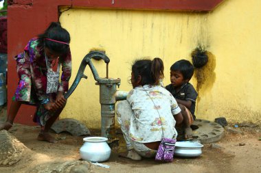 Kerala, Hindistan - 14 Ekim 2019. Hindistan, Kerala 'da içme suyu getiren varoş çocukları.