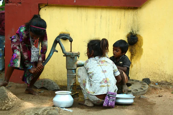 Kerala, Hindistan - 14 Ekim 2019. Hindistan, Kerala 'da içme suyu getiren varoş çocukları.