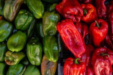 Güzel fotoğrafçılık kırmızı kapsika ve yeşil kapsika, üst manzara.