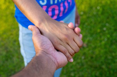 El ele tutuşan genç çiftler, Asyalı, arkadaş