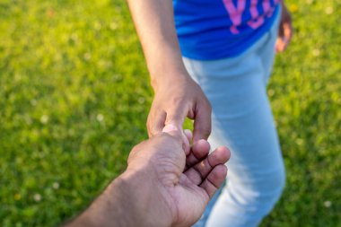 El ele tutuşan genç çiftler, Asyalı, arkadaş
