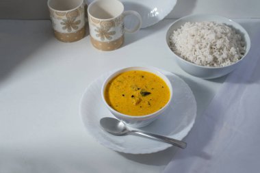 Lezzetli Güney Hindistan usulü mango körisi beyaz pirinç, beyaz arka plan, üst manzara