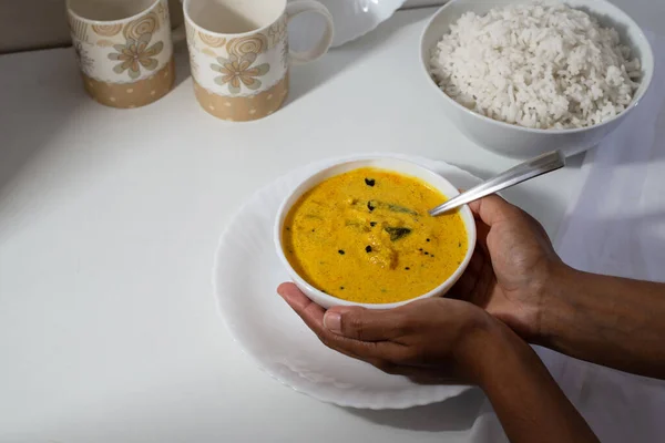 Lezzetli Güney Hindistan usulü mango körisi beyaz pirinç, beyaz arka plan, üst manzara