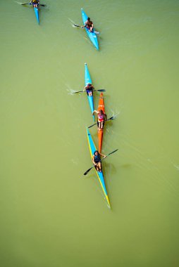 Valladolid, İspanya - 07 Ağustos 2020: İnsanlar yaz tatili boyunca kanoyla gezintiye çıkıyor, Top view Valladolid İspanya