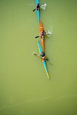 Valladolid, İspanya - 07 Ağustos 2020: İnsanlar yaz tatili boyunca kanoyla gezintiye çıkıyor, Top view Valladolid İspanya