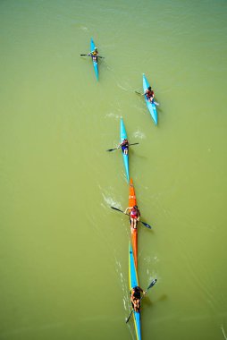 Valladolid, İspanya - 07 Ağustos 2020: İnsanlar yaz tatili boyunca kanoyla gezintiye çıkıyor, Top view Valladolid İspanya