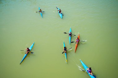 Valladolid, İspanya - 07 Ağustos 2020: İnsanlar yaz tatili boyunca kanoyla gezintiye çıkıyor, Top view Valladolid İspanya