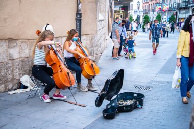 Valladolid, İspanya - 01 Eylül 2020: Yüz maskesi takan iki genç bayan, Valladolid İspanya