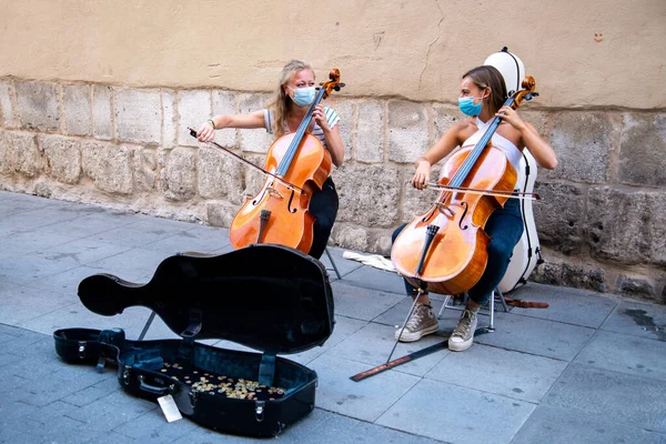 Valladolid, İspanya - 01 Eylül 2020: Yüz maskesi takan iki genç bayan, Valladolid İspanya