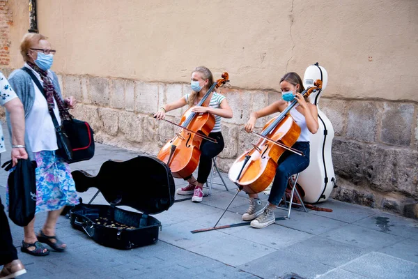 Valladolid, İspanya - 01 Eylül 2020: Yüz maskesi takan iki genç bayan, Valladolid İspanya