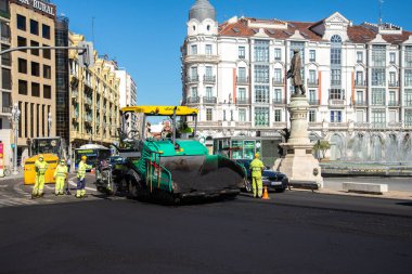 Valladolid, İspanya - 02 Eylül 2020: Katranlı bir yol, Valladolid İspanya