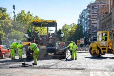 Valladolid, İspanya - 02 Eylül 2020: Katranlı bir yol, Valladolid İspanya