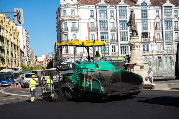 Valladolid, İspanya - 02 Eylül 2020: Katranlı bir yol, Valladolid İspanya