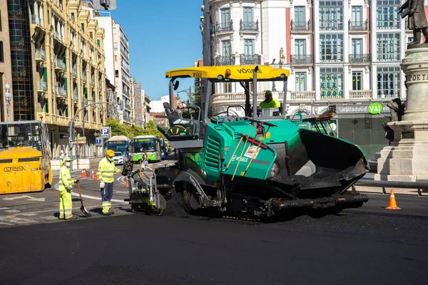 Valladolid, İspanya - 02 Eylül 2020: Katranlı bir yol, Valladolid İspanya