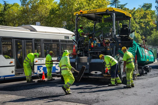 Valladolid, İspanya - 02 Eylül 2020: Katranlı bir yol, Valladolid İspanya
