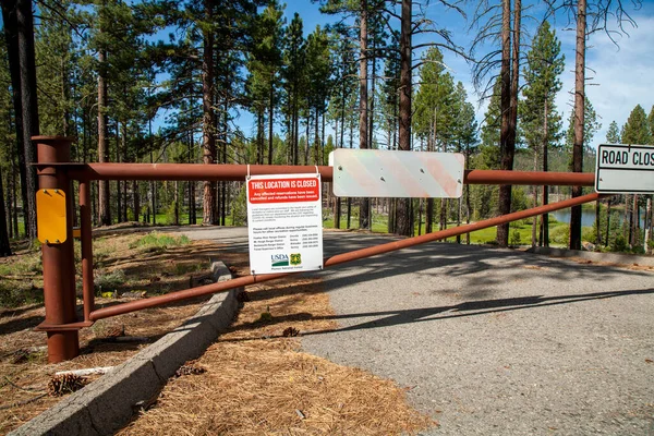PLUMAS COUNTY, CALIFORNIA - 26 Mayıs 2020 - Antelope Gölü 'ndeki Long Point Kamp alanı, Covid-19 salgını nedeniyle yaz mevsiminin geleneksel başlangıcı olan Anma Günü haftasonundan sonra kapalı kalır..