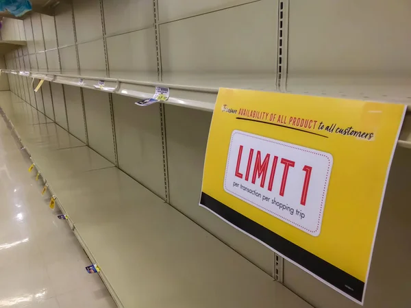 SUSANVILLE, CA - 25 Mart 2020 - Mağaza yönetiminin dayattığı limitlere rağmen güvenli mağaza rafları tamamen boş.
