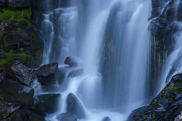 Şelalenin renkli ipeksi yakın çekimi. Lassen Volkanik Ulusal Parkı 'ndaki Kings Creek Şelalesi' nde vuruldu..