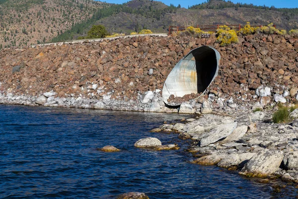 Kartal Gölü suları, Gallatin Marina 'daki büyük kanalların altında Kaliforniya' daki şiddetli kuraklık koşullarını gösteriyor..