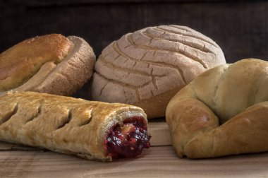 Tatlı ekmek, zanaatkar ve taze pişmiş, ahşap masada.