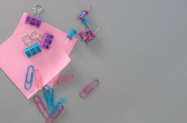 Küçük raptiyeler ve klipslerle okul ödevi masası