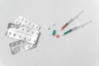 Covid 'i tedavi etmek için aşılar ve ilaçlar.