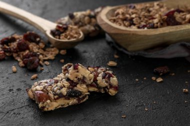 Kahvaltıda granola ve yaban mersini.