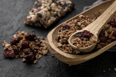 Kahvaltıda granola ve yaban mersini.