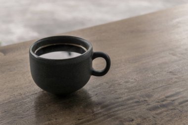 Öğleden sonra terasta bir fincan sade kahve.